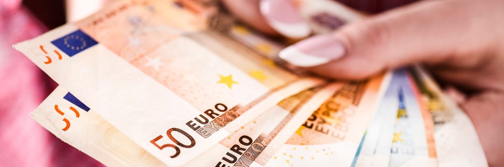 200 euro, Assindatcolf: on line la procedura per colf e badanti in regola, bonus già da luglio